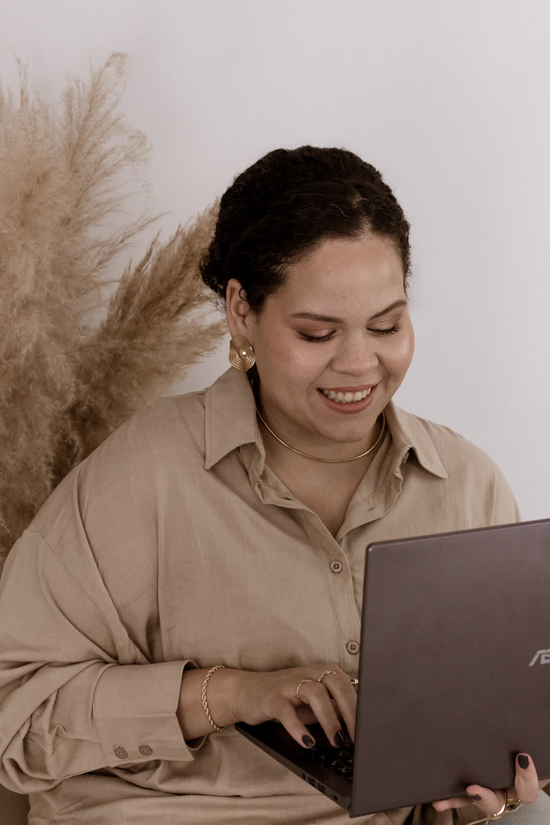 Bianca trabalhando no notebook